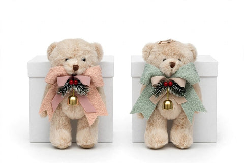 Orsetto Ralph Charm con Fiocco Bouclè e Campanello – Linea Teddy by Mata Creazioni, H 22 cm