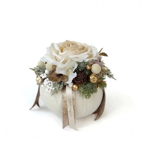 Pouf Decorativo Polvere di Stelle in Velluto con Rose Panna e Pigne Dorate by Mata Creazioni