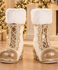 Set 2 Stivali Decorativi di Babbo Natale Crema e Oro – Goodwill, 38cm in ambientazione natalizia