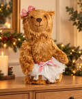 Orsetta Ballerina in Peluche Marrone e Crema con Tutù in Pizzo – Goodwill, 55cm in ambientazione natalizia