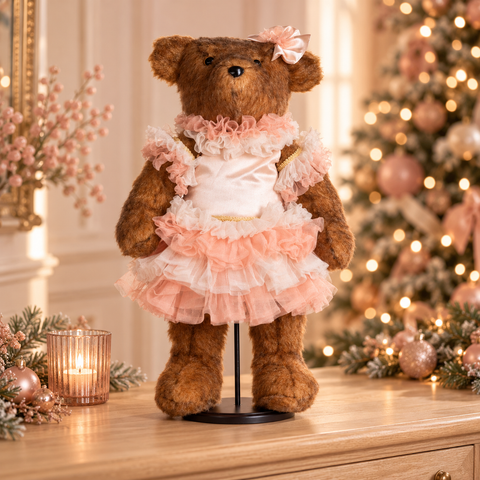 Orsetta Ballerina in Peluche con Supporto Marrone e Rosa – Goodwill, 46cm in ambientazione natalizia
