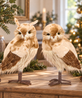 Set 2 Gufi Decorativi in Pelliccia Sintetica Marrone e Crema – Goodwill, 50cm in ambientazione natalizia