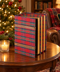 Scatola Portaoggetti a Forma di Libro in Tessuto Tartan Rosso, Verde e Blu – Goodwill, 30cm in ambientazione natalizia