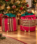 Sacco Regalo Natalizio Decorativo in Velluto Rosso e Tartan – Goodwill, 32cm in ambientazione natalizia