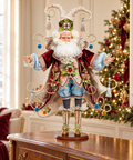 Figura Natalizia Père Noël dell'Opera Blu e Bordeaux Edizione Limitata – Goodwill by Mark Roberts, 72,5cm in ambientazione natalizia