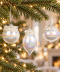Palline iridescenti Goodwill da 8 cm con top perlato ambientate sull’albero di Natale