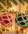 Palla di Natale in Velluto con Decori Gioiello Dorati – Goodwill, Ø 10cm in ambientazione natalizia