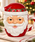 Tazza Natalizia Babbo Natale in Dolomite con Coperchio e Manico Candy Cane – Goodwill, 15cm in ambientazione natalizia