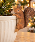 Scoiattolo Appendivaso Decorativo in Resina – Goodwill, 12,5cm in ambientazione natalizia