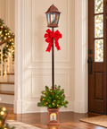 Lanterna Natalizia Decorativa con Base a Forma di Pianta – Goodwill, 182cm in ambientazione natalizia