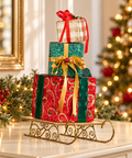 Slitta Natalizia Decorativa con Pacchi Regalo Rosso, Verde e Oro – Goodwill, 31cm in ambientazione natalizia