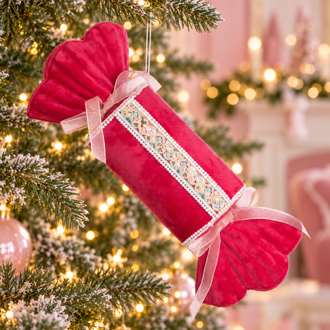 Decorazione Natalizia Caramella Rosa e Bianca in Tessuto Glitterato – Goodwill, 39cm in ambientazione natalizia
