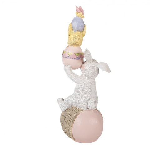 Statuetta decorativa coniglio su uovo con pulcino – 8x6x19 cm (bianco, pastello, plastica) Clayre & Eef