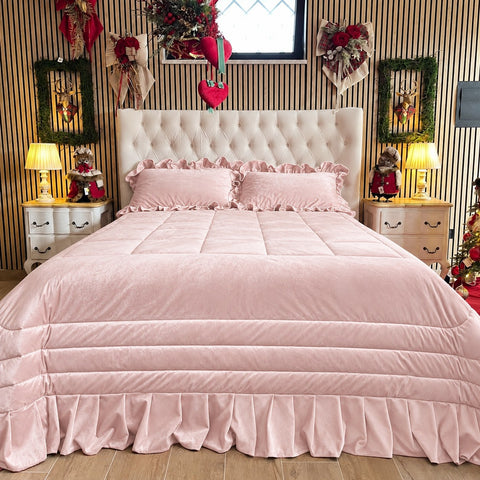Trapunta matrimoniale in velluto con balza plissettata colore Rosa – Kaluka Shabby Chic